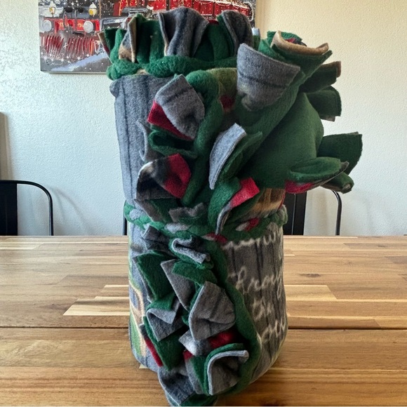 Cozy Blankie 1.5 yards 2 layer handmade looped fleece Christmas blanket - Picture 7 of 7